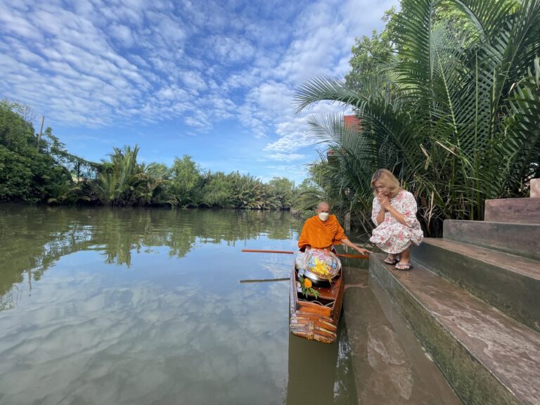 ตักบาตร ไฟล์ใหญ่โดยลุงเด้ง